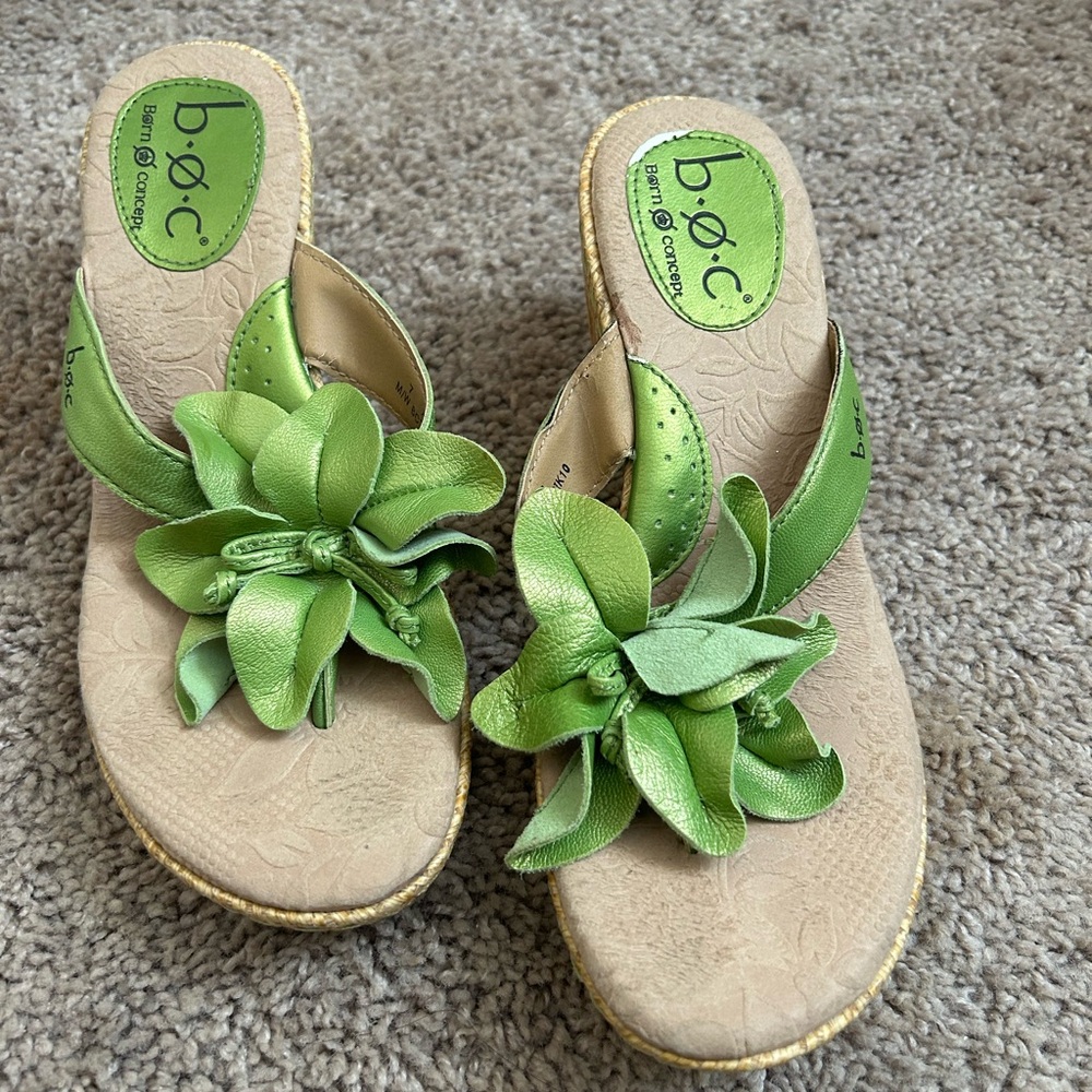 b.o.c. Women's Tan and Green Floral Sandals